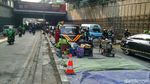 Foto: Aksi Ojol Bongkar Perbaikan Jalan Penyebab Macet di Casablanca
