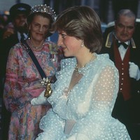 Ibu Pangeran William dan Pangeran Harry ini memang dikenal suka mencoba berbagai tren fashion. Mulai dari memakai kalung mutiara, gaun pas badan hingga gaun berpotongan dada rendah. Foto: Getty Images