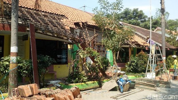 Atap SDN di Mojokerto Ambruk/