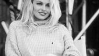 Pamela Anderson, bintang serial TV terkenal Baywatch memiliki tubuh yang menakjubkan dan wajah memukau. Tapi rupanya, ia menderita Hepatitis C, yang menyebabkan demam tinggi, kelelahan, dan siksaan perut yang parah. Foto: Instagram @pamelaanderson