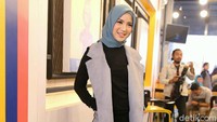 Ia tampil menawan dengan busana hitam dan hijab abu-abu. Pool/Ismail/detikFoto.