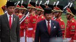 Potret Jokowi dan Sultan Brunei Tanam Pohon Perdamaian