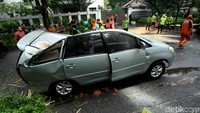 Begini penampakan mobil yang ringsek akibat tertimpa pohon di kawasan Kebayoran Baru, Jakarta, Kamis (3/5/2018).