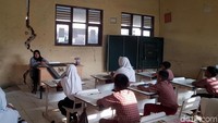 Begini suasana bangunan sekolah yang retak ketika para murid SD Bantarpanjang di Cikeusal, Kabupaten Serang, saat jalani ujian nasional.