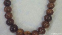 Sejumlah situs belanja online juga banyak menjual gelang, kalung, dan tasbih dari kayu kokka. Harganya bervariasi, dari Rp 15 ribu sampai Rp 50 ribu. 