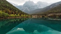 Blue Moon Valley adalah sebuah danau yang terletak diYulong, Lijiang, Provinsi Yunnan di China. Berlatar pegunungan dan hutan, danau ini akan menghipnotis setiap traveler yang datang (zukenhoang/Instagram)