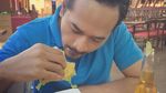 Ini Pose Seru Oka Antara Ketika Menikmati Makanan Bareng Keluarga