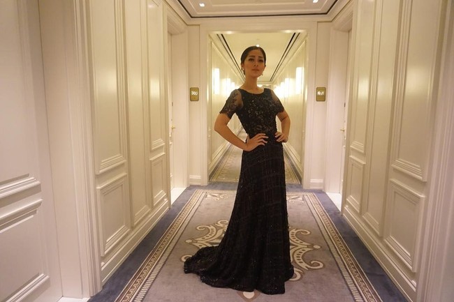 Menyambut Hari Kartini, Gracia berpose dengan gaun hitam nan elegan di sebuah koridor hotel. Foto: Instagram Gracia Indri
