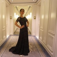 Menyambut Hari Kartini, Gracia berpose dengan gaun hitam nan elegan di sebuah koridor hotel. Foto: Instagram Gracia Indri