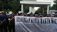 Putusan PN Meulaboh diketok oleh Said Hasan sebagai ketua, Muhammad Tahir dan T Latiful. Massa mendesak KPK dan Badan Pengawas MA memeriksa ketiga hakim itu. Mereka membentangkan berbagai spanduk, salah satunya berbunyi Bersihkan Mafia Hakim