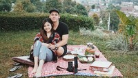  Begini keseruan Franda saat piknik bareng suami. Ada buku, kamera serta makanan yang siap mengganjal perut sambil bersantai. Foto: instagram @frandaaa87