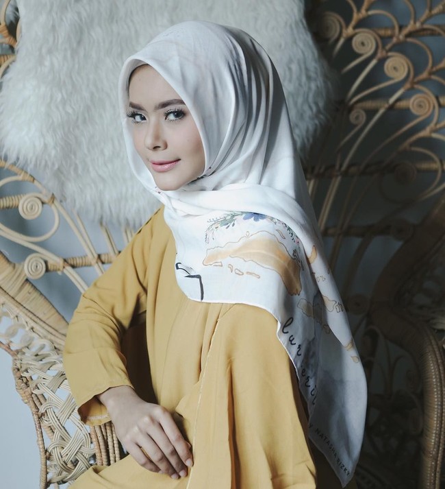 Nama Fairuz Sakinah juga cukup dikenal di kalangan hijabers. Berawal dari HIJUP Model Look tahun 2013, kini ia aktif bekerja sebagai model muslimah. Foto: Instagram/fairuzsakinah