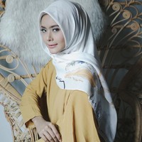 Nama Fairuz Sakinah juga cukup dikenal di kalangan hijabers. Berawal dari HIJUP Model Look tahun 2013, kini ia aktif bekerja sebagai model muslimah. Foto: Instagram/fairuzsakinah