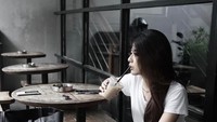 Minum segelas kopi jadi pilihan Franda menghabiskan waktu santai. Gaya kasual jadi andalan Franda saat hangout.  Foto: instagram @frandaaa87