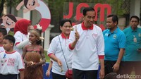 Jokowi pun terlihat semringah saat bermain bersama anak-anak itu.