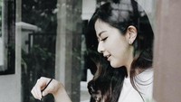 Senyumnya manis banget nih. Meskipun dipotret candid, Franda tetap terlihat cantik. Btw lagi minum apa ya itu? KOk cuma diaduk-aduk. Foto: instagram @frandaaa87