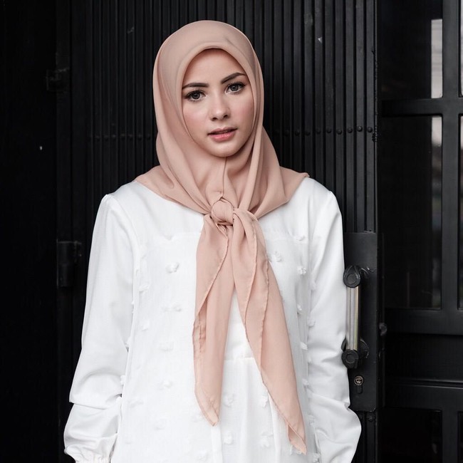 Beberapa selebgram hijab populer di Indonesia memiliki darah Arab. Mereka tak hanya berparas cantik bak boneka, tapi juga punya gaya yang modis. Foto: Instagram/mouzalina