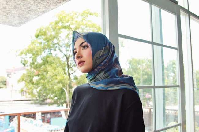 Masih berasal dari Bandung, selebgram berwajah cantik lainnya adalah Bella Attamimi. Dulu ia tergabung dengan manajemen model muslim Lumina. Foto: Instagram/Bellatamimi