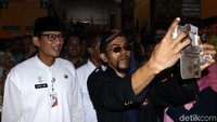 Seorang warga berfoto dengan Sandiaga.