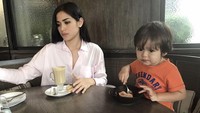 Kali ini mereka terlihat sedang sarapan bareng. Jedar memilih segelas kopi susu dan dua buah cookies. Tapi apa yang sedang dimakan El, ya? Foto: Instagram @inijedar