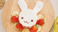 Roti yang identik dengan menu sarapan ini sungguh sangat terlihat menarik. Sandwich bunny yang menggemaskan ini diracik dengan roti tawar, selai cokelat, strawberry, pisang dan cream cheese.Foto: Instagram @songsweetsong