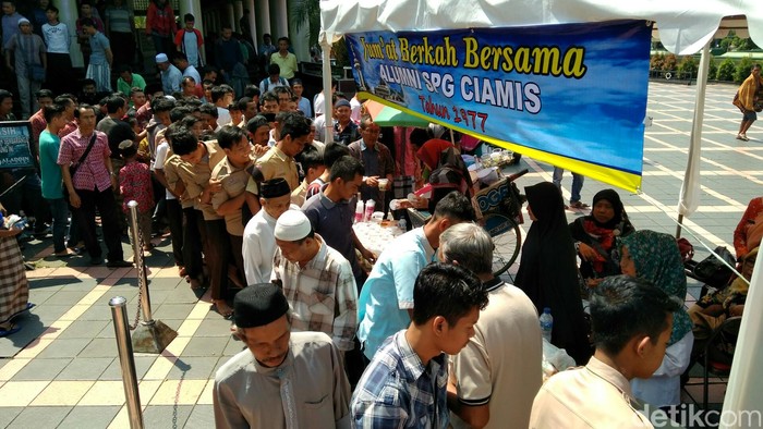 Jemaah Salat Jumat di Ciamis Serbu Makanan Gratis
