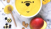 Pooh Bear di film Winnie the Pooh juga cantik, lho, kalau dijadikan tokoh smoothie. Kalau bentuknya selucu ini pasti sayang untuk dimakan. Foto: Instagram @luxeandthelady