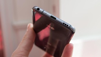 Keduanya dibekali slot microSD yang mendukung hingga 2 TB dan baterainya berkapasitas 3.000 mAh. (Foto: pocket-lint)