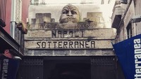 Naples Underground dibangun 450 meter di bawah kota. Pintu masuknya berupa bangunan dengan gapura dan tulisan Napoli Sotterranea di atasnya (stebaris1/Instagram)