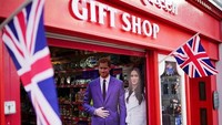 Beberapa toko cinderamata di Inggris mulai mempersiapkan beberapa pilihan souvenir bertemakan Royal Wedding Pangeran Harry dan Meghan Markle. Christopher Furlong/Getty Images.