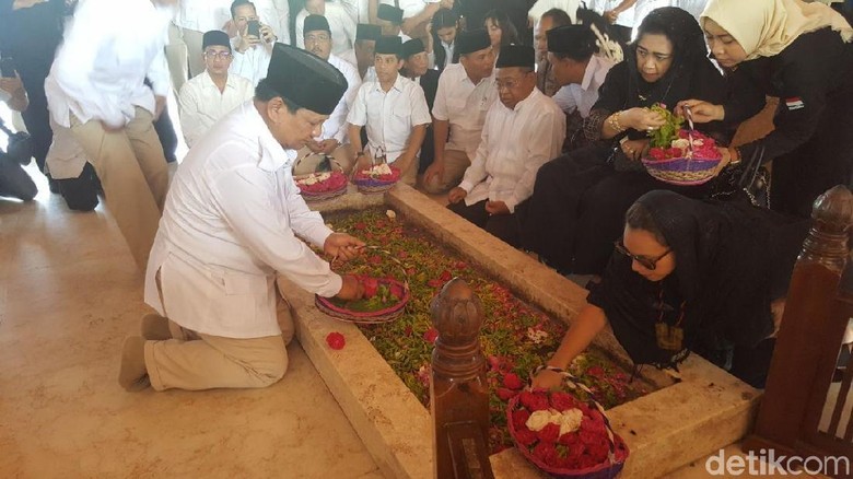 Ziarah ke Makam BK, Prabowo Disambut Pemuda #2019GantiPresiden Ziarah ke Makam BK, Prabowo Disambut Pemuda #2019GantiPresiden