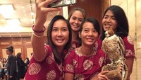 Aldila Sutjiadi memimpin rekan-rekannya buat berswafoto. (dok pribadi)