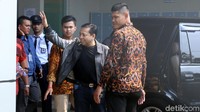 Biarlah saya sendiri yang dizalimi. Dan mudah-mudahan bahwa mereka yang menzalimi dimaafkan dan tentu yang dizalimi dibalas oleh Allah SWT, baik di dunia dan di akhirat. Sekali lagi, saya mohon maaf sebesar-besarnya, ucap Novanto. (Foto: Ari Saputra)
