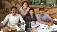 Makan siang di restoran yang menyajikan hidangan burger jadi pilihan Zaskia sambil membicarakan tentang proyek terbarunya. Foto: Instagram zaskia_gotix