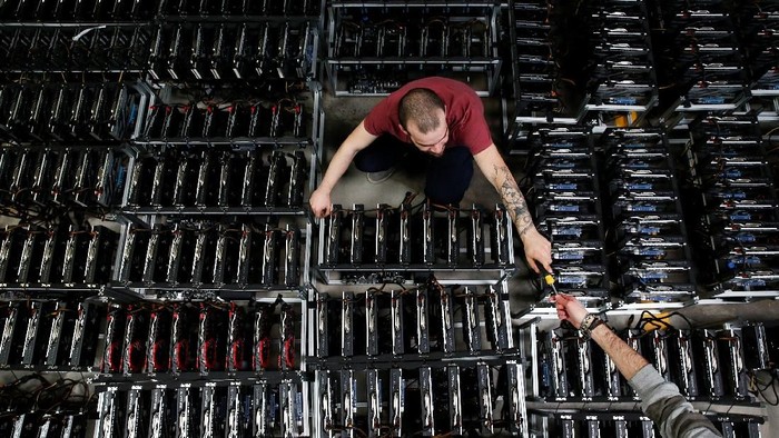 Employees work on bitcoin mining computers at Bitminer Factory in Florence, Italy, April 6, 2018. Picture taken April 6, 2018. REUTERS/Alessandro Bianchi