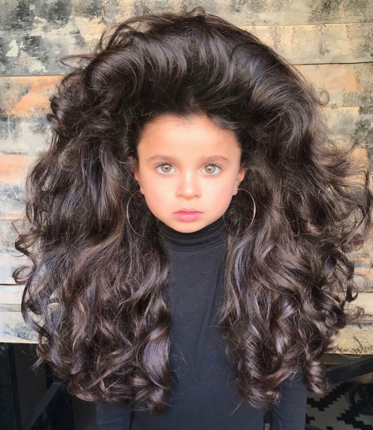 Punya Rambut Lebat Berkilau, Gadis Cilik Ini Jadi Mirip Boneka