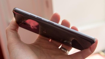 Di samping itu, tak hanya membawa sertifikat IP68 untuk resistensinya pada debu dan air, G7 ThinQ juga didesain untuk memenuhi persyaratan uji MIL-STD 810G yang didesain militer Amerika Serikat bagi evaluasi kinerja berbagai perangkat pada situasi lingkungan yang keras. (Foto: pocket-lint)