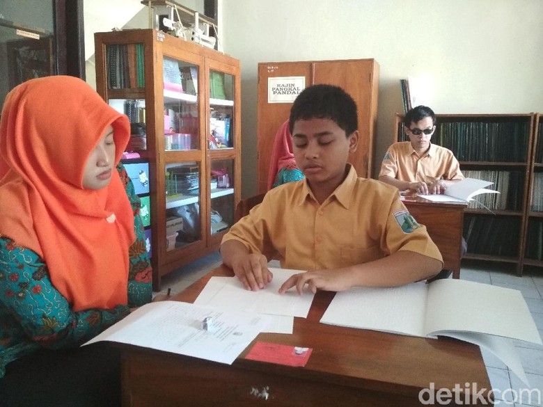 Peserta UASBN Tunanetra Keluhkan Naskah Terlalu Panjang Peserta UASBN Tunanetra Keluhkan Naskah Terlalu Panjang