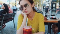 Sedang ada di luar negeri, dengan gayanya yang santai si cantik dan imut Michelle Ziudith terlihat sedang ingin menikmati minuman berwarna merah berukuran besar. Foto: Instagram @michelleziu