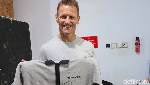 Jalan-jalan di Jakarta Teddy Sheringham Pilih Mobil Korea
