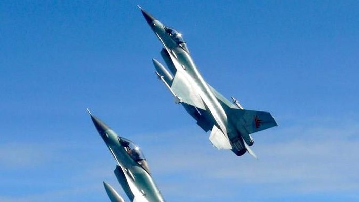 Pesawat tempur F-16 TNI AU mengejar dan menghancurkan empat pesawat asing yang memasuki wilayah udara yurisdiksi nasional Indonesia secara ilegal. Aksi itu bagian dari skenario latihan TNI AU.