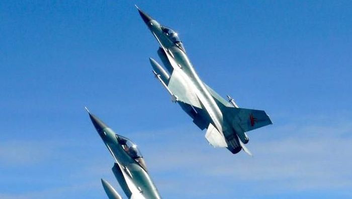 aksi f-16 tni au hancurkan pesawat tempur asing di natuna Pesawat tempur F-16 TNI AU mengejar dan menghancurkan empat pesawat asing yang memasuki wilayah udara yurisdiksi nasional Indonesia secara ilegal. Aksi itu bagian dari skenario latihan TNI AU.
