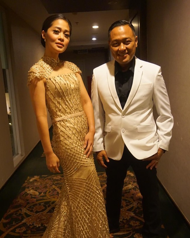 Gracia  Indri tampil elegan dengan gaun bernuansa emas sampanye berikut. Gaunnya kali ini juga merupakan rancangan desainer Cynthia Tan. Foto: Instagram Gracia Indri