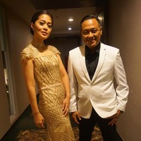 Gracia  Indri tampil elegan dengan gaun bernuansa emas sampanye berikut. Gaunnya kali ini juga merupakan rancangan desainer Cynthia Tan. Foto: Instagram Gracia Indri