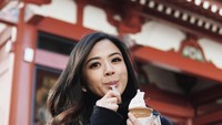 Pasangan Franda dan Samuel Zylgwyn yang menikah pada Agustus 2016 lalu ini baru saja mendapatkan buah hati cantik. Ternyata saat hamil, Franda hobi banget kulineran. Begini posenya saat makan es krim. Foto: instagram @frandaaa87