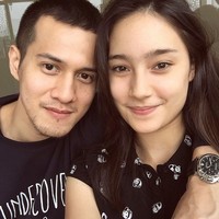 Saat ini Tatjana sedang menjalin hubungan spesial dengan aktor tampan, Herjunot Ali. Foto: Instagram/tatjanasaphira