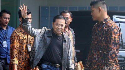 Gaya dan Senyum Novanto Masuk Bui