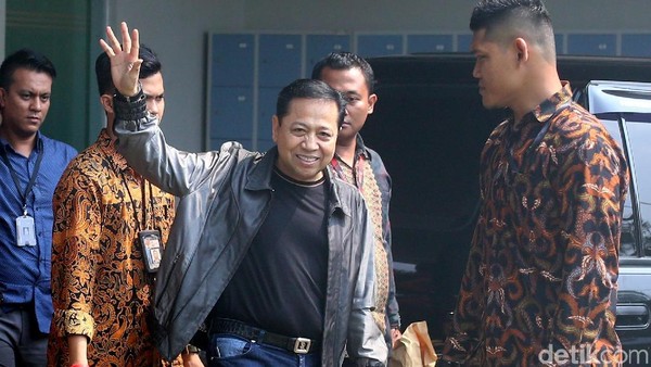 Gaya dan Senyum Novanto Masuk Bui