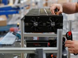 Menengok Mesin Penambang Bitcoin cs Keliling