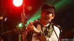 Gaya Saut Situmorang Main Saxophone di Konser Perangi Korupsi